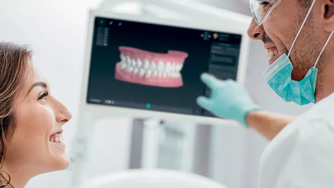 Un medic arătându-i unui pacient un plan de tratament pe o tabletă