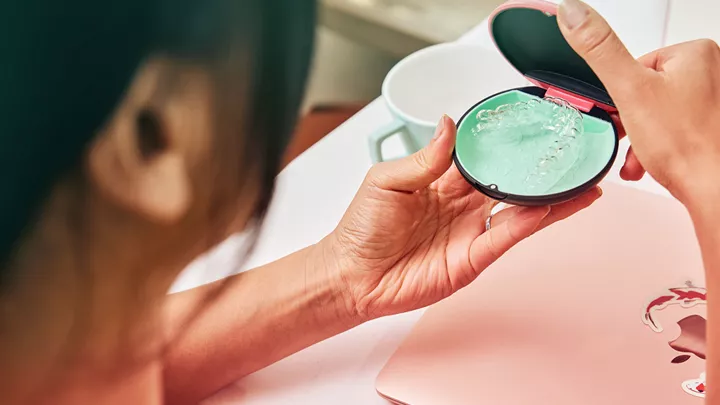 An icon with two clouds