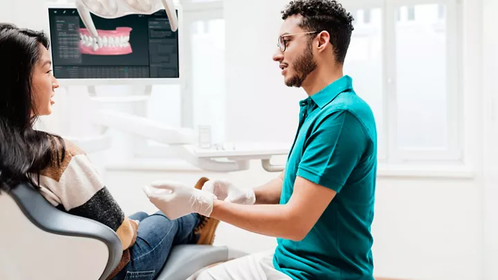 Un medic folosind un scaner intraoral