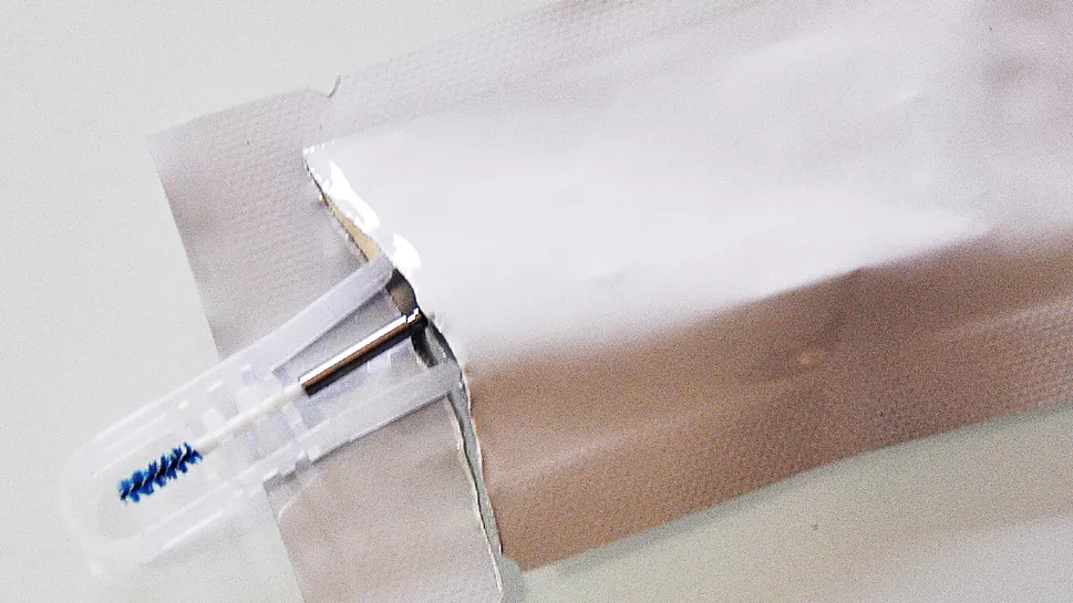 2.　パウチを開けて中身を取り出します