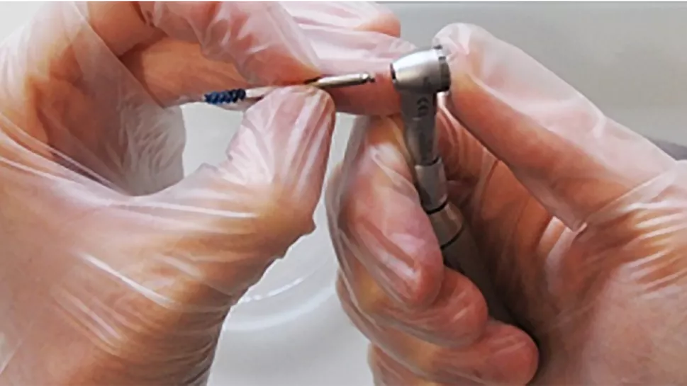 5.　ハンドピースにブラシを取り付ける