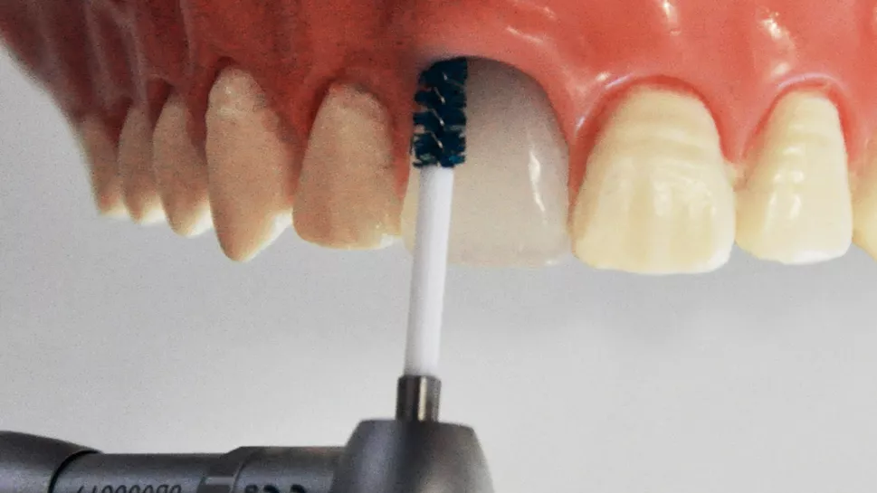 6.　ハンドピースを使用する前に、インプ ラントまたはポケットにブラシを慎重に入れます。力をかけずに使用します。( ≦ 1000 rpm)