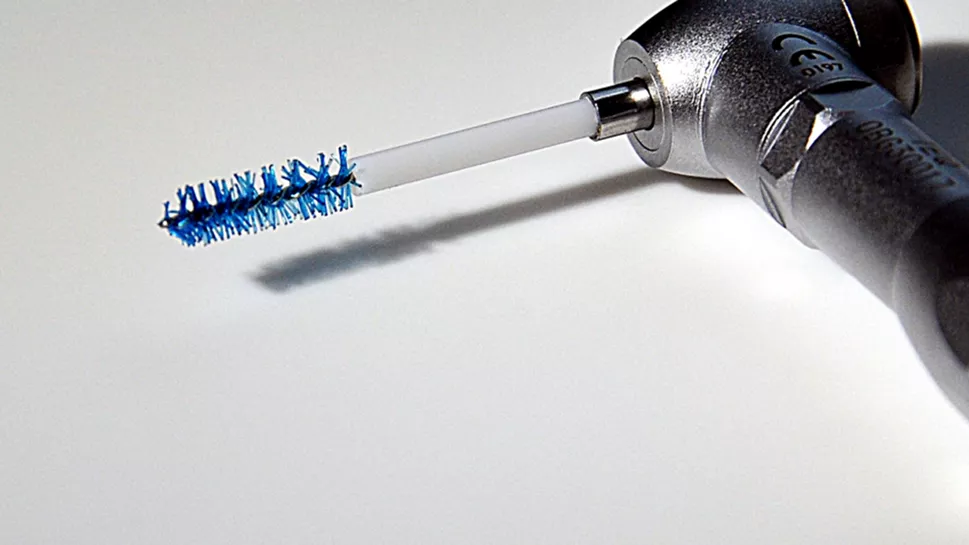 7.　治療後、インプラント周囲および/またはポケットを滅菌生理食塩水ですすぎます。再滅菌して再使用することはできないため、ブラシは破棄してください。