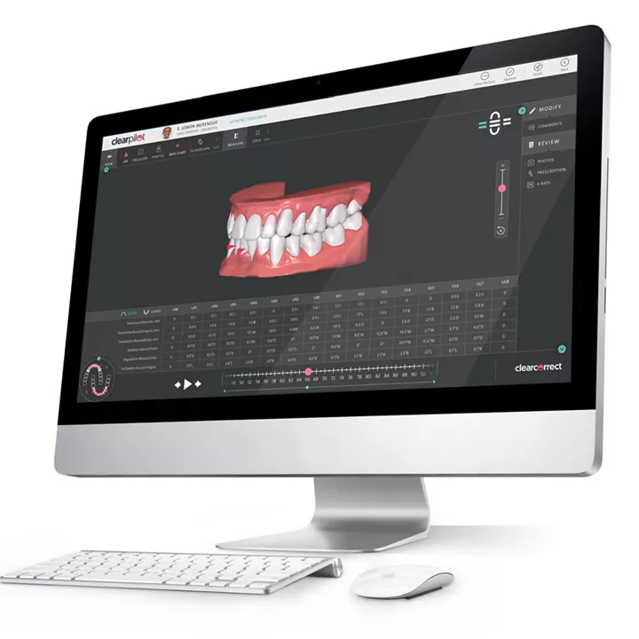 Zahnarzt und Patientin mit Alignern