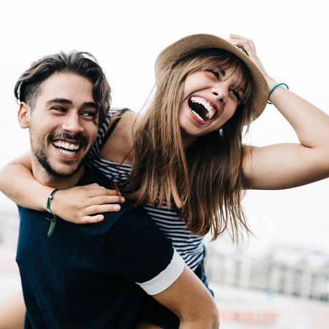 Zwei Frauen lächeln und machen ein Selfie