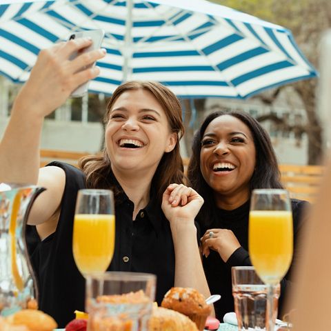 Zwei Frauen lächeln und machen ein Selfie